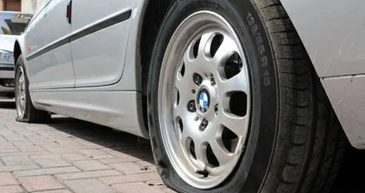 Vendetta: si accanisce contro l'auto dell'ex
