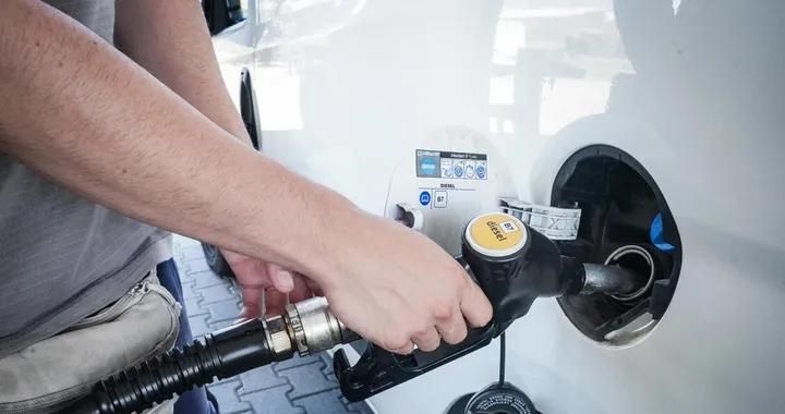 Carburanti in picchiata: benzina sotto i 1,73 € al litro, non succedeva dal 2021
