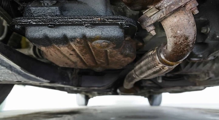 L'auto perde acqua da sotto: qual è la causa e cosa fare