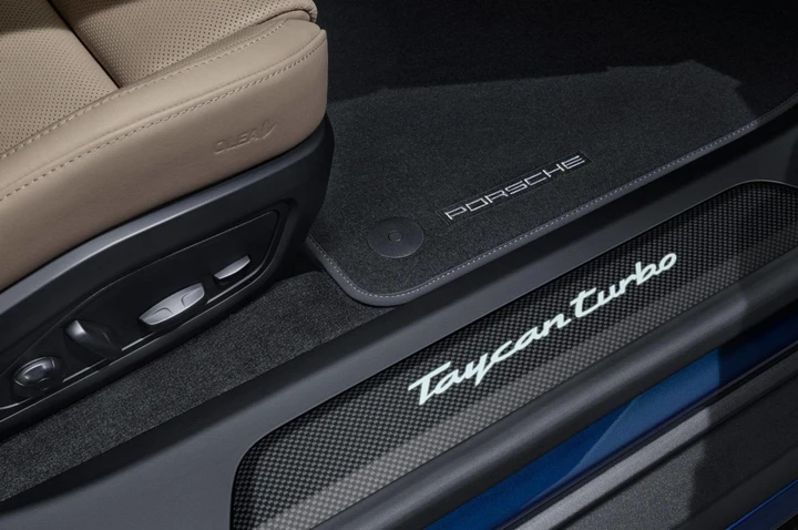 Porsche Taycan Turbo by Exclusive Manufaktur: immagini ufficiali