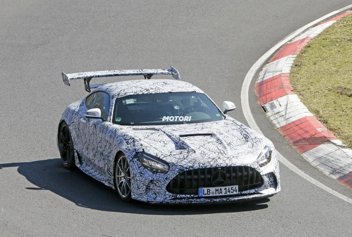 Mercedes-AMG GT Black Series, la supercar tedesca spiata in pista