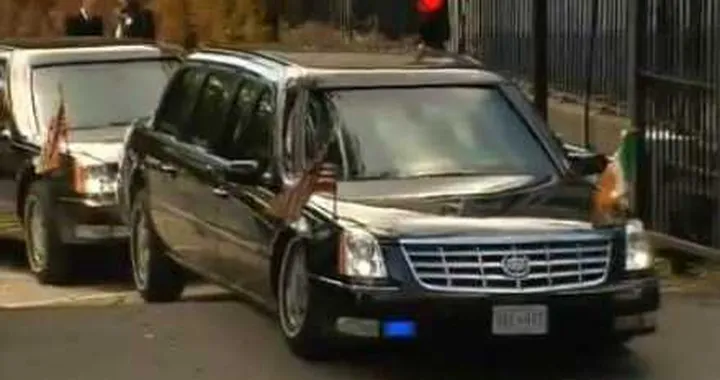 La Cadillac di Obama si incastra in un cancello