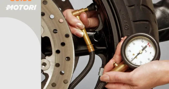 Pressione gomme moto: tabella per diversi tipi e misuratore