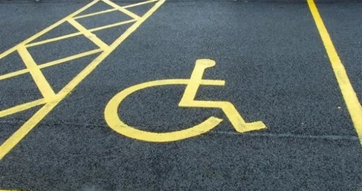 Proprietario di una Ferrari picchia padre di bimbo disabile
