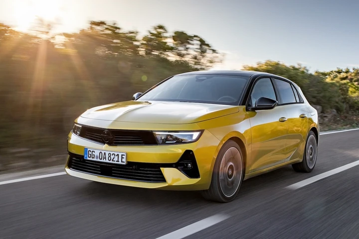 Opel Astra 2022, prezzi e versioni: analizziamo il listino