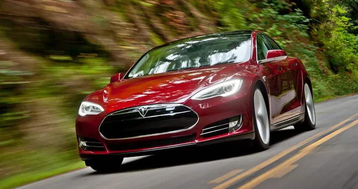 Tesla: Elon Musk punta sulla guida autonoma