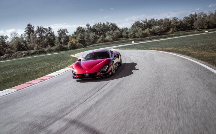 Alfa Romeo 33 Stradale: emozioni e adrenalina a Balocco con Valtteri Bottas