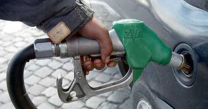Carburanti: prezzi benzina in leggero calo