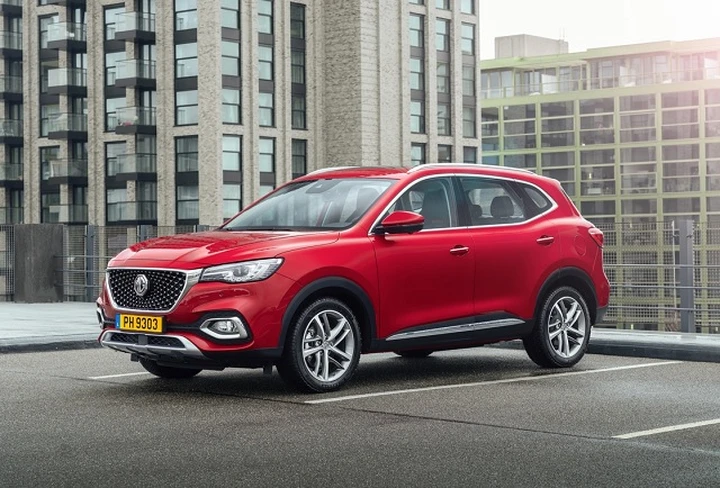 MG debutta in Italia: prezzi, allestimenti e dotazioni di ZS EV elettrica ed EHS plug-in