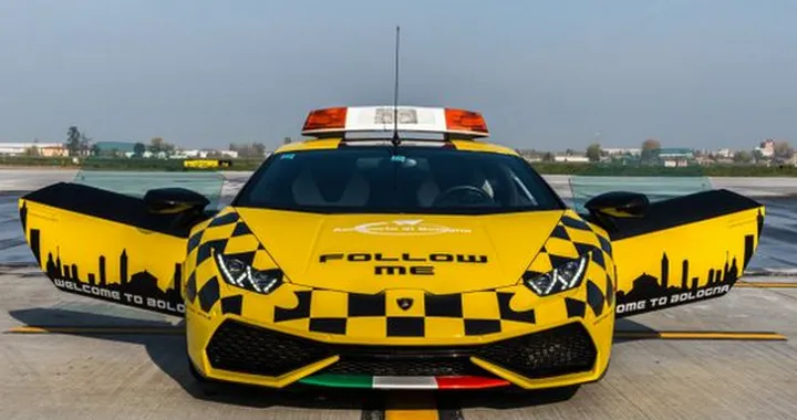 Una Lamborghini Huracan di servizio all'Aeroporto di Bologna