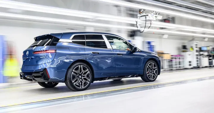 BMW iX il restyling del SUV elettrico: cosa porta di nuovo