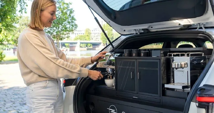 Opel Mokka Electric 'Coffee': il SUV che serve il caffè a bordo