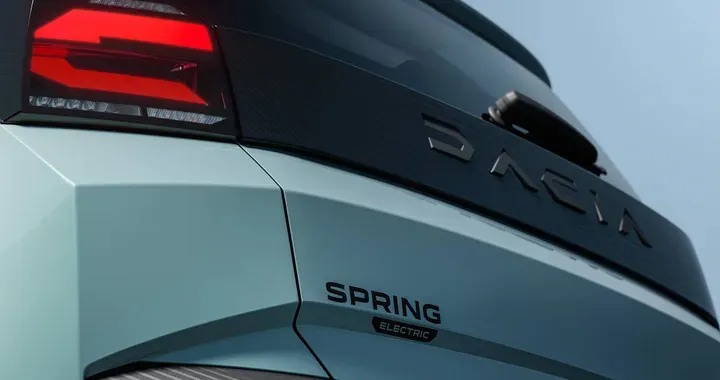 Dacia Spring cambia tutto ma resta Spring: ecco il teaser ufficiale