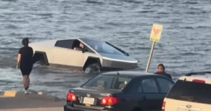 Stavolta non è affondata, Tesla Cybertruck attraversa un lago