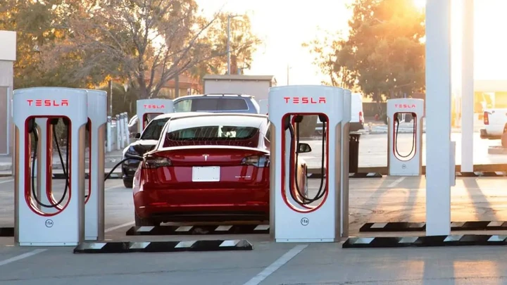 Tesla, l’app mostra i Supercharger liberi: come funziona Site Maps