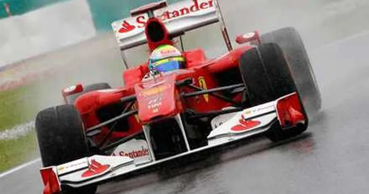 Massa vola in testa al mondiale