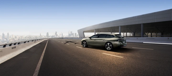 Peugeot 508 SW diventa partner di Alitalia