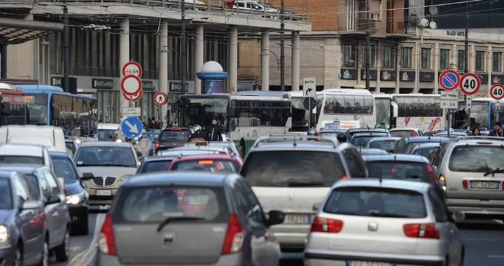 Gli italiani continuano a preferire le auto ai mezzi pubblici