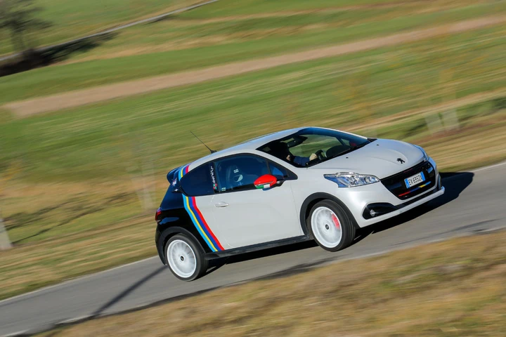 Peugeot 208 GTi/NOVE: immagini ufficiali
