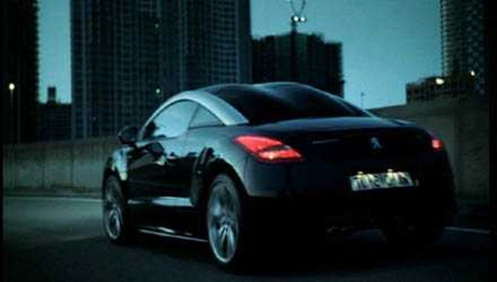 Peugeot RCZ: modella in passerella e in TV