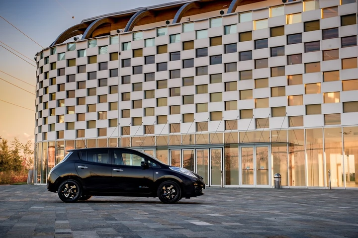 Nissan Leaf Black Edition: immagini ufficiali