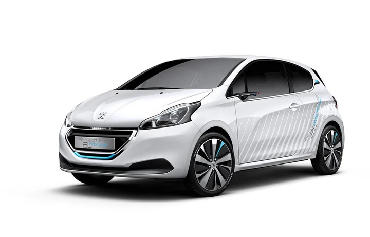 Peugeot: a Parigi nuove motorizzazioni e la 208 HYbrid Air 2L