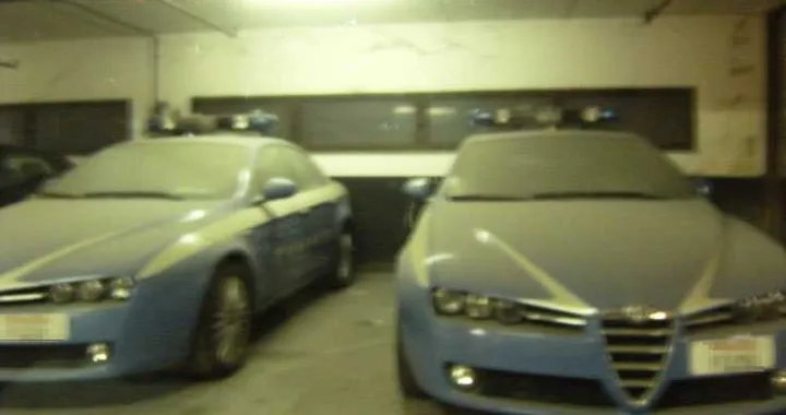 Auto della polizia: metà è ricoperta dalla polvere