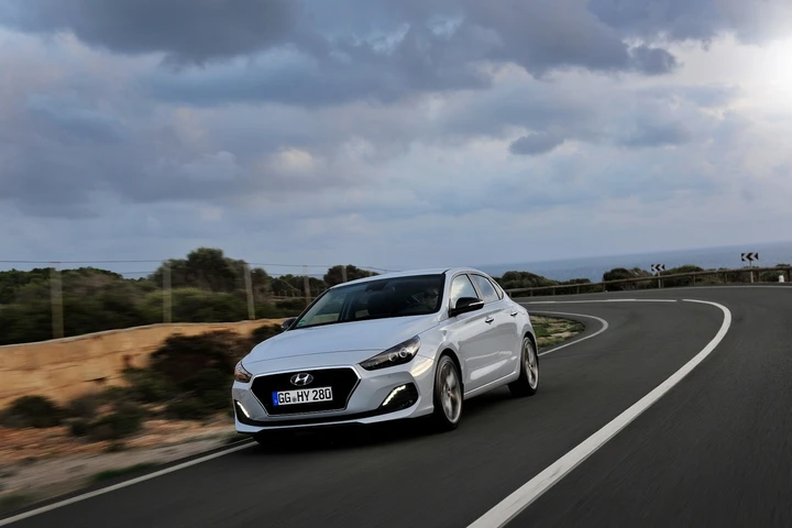 Nuova Hyundai i30 Fastback: le immagini ufficiali