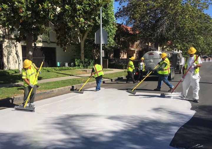 Il rimedio contro il caldo urbano? Dipingere le strade di bianco