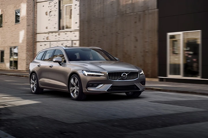 Volvo V60 2018: immagini ufficiali