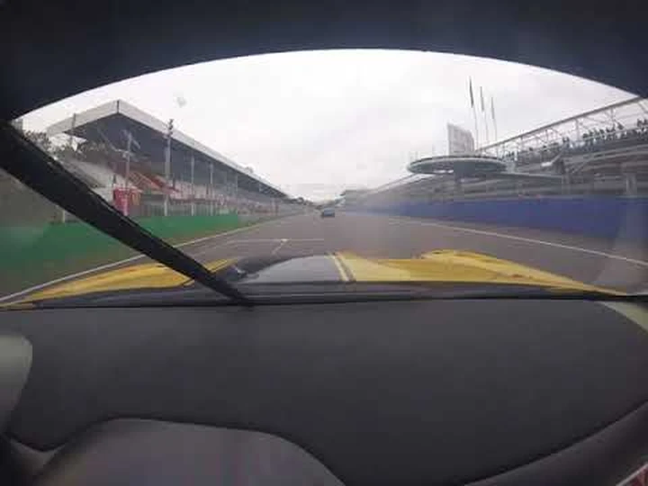 Ferrari 599XX EVO a Monza con Benjamin Sloss: allacciate le cinture [Video]