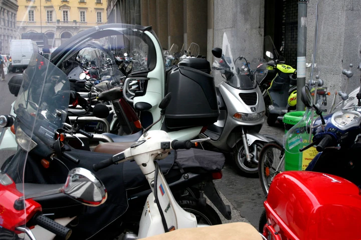 Milano, stop alle moto Euro2 da ottobre: una scelta che fa discutere