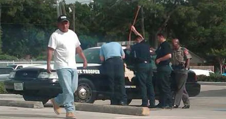 Texas: polizia in trappola fuori dall'auto