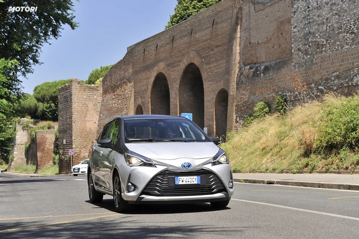 Toyota Yaris Hybrid Y20: la prova su strada