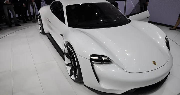 Porsche Mission E: la GT elettrica di Zuffenhausen arriverà nel 2019