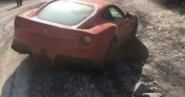 Regala 10 Maserati ai suoi dipendenti per distruggerle in un viaggio folle