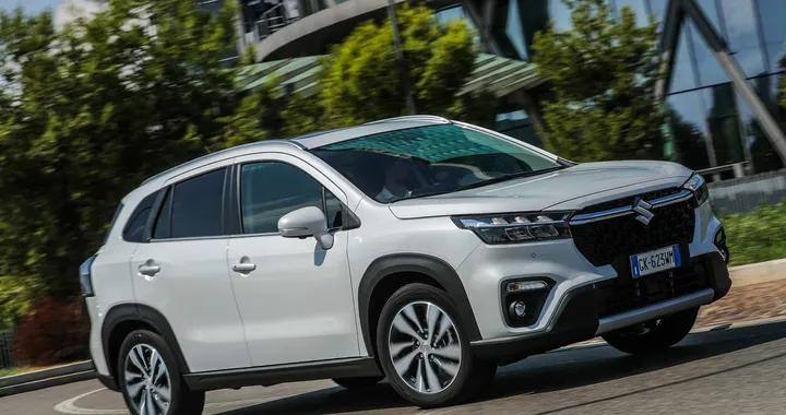 Suzuki S-Cross Hybrid 140 V: parca e tecnologica