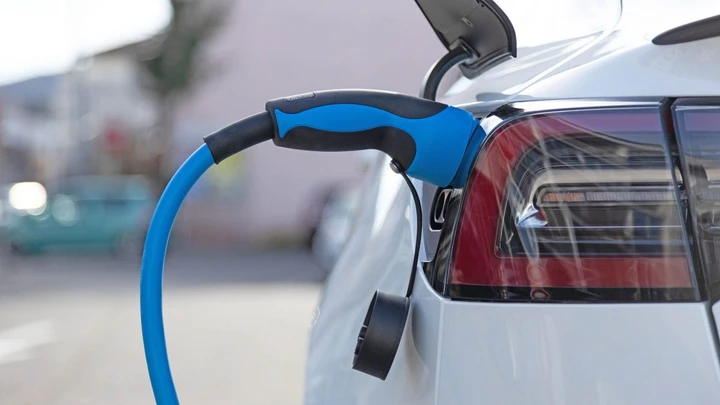 Chi ha l'auto elettrica percorre più km all'anno di chi ha una termica