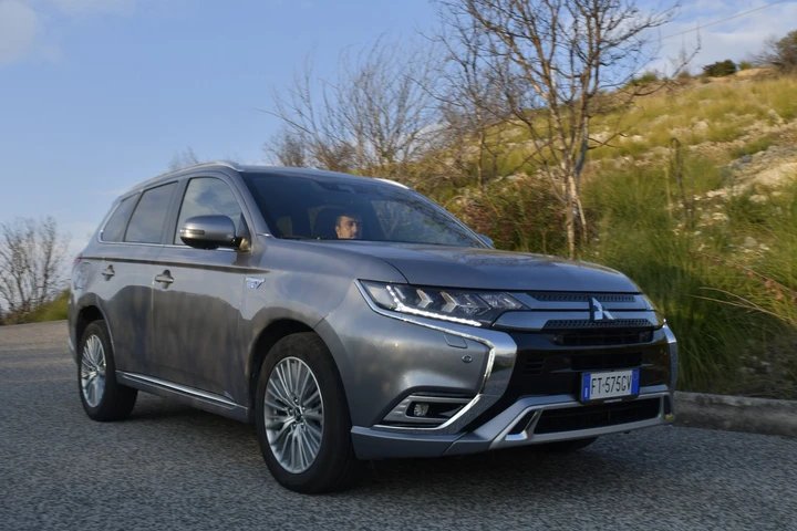Mitsubishi Outlander 2.4 PHEV Diamond: la prova su strada