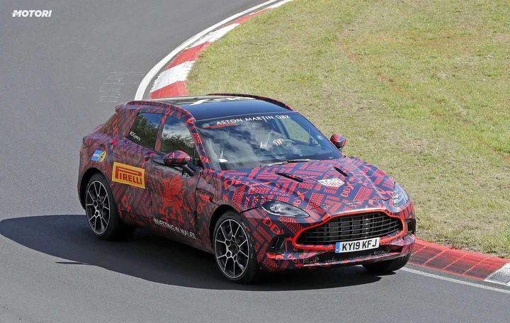 Aston Martin DBX: le foto spia dal Nurburgring