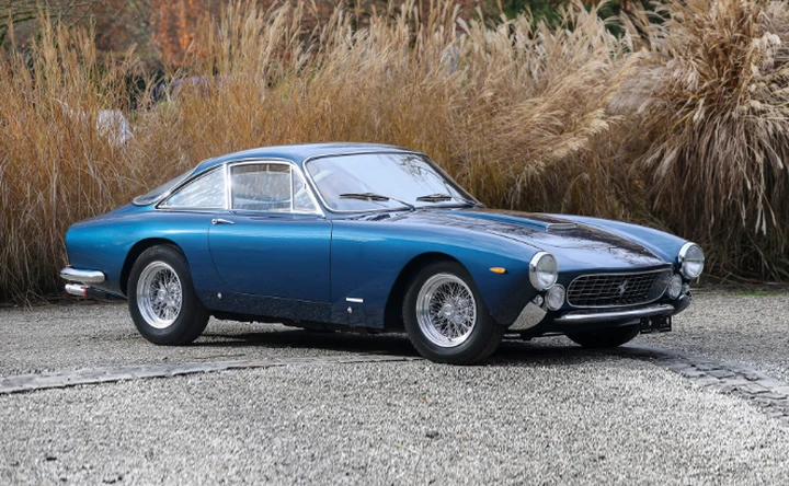 Blu Sera e V12: la Ferrari 250 GT Lusso che fa battere il cuore