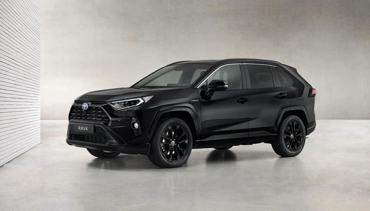 Toyota RAV4 Hybrid Black Edition: l’eleganza del nero