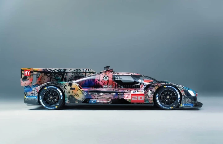 BMW M Hybrid V8: Julie Mehretu la trasforma in un 