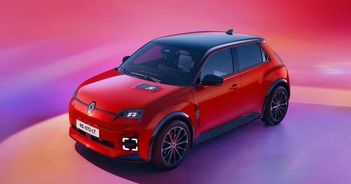 Renault 5 si aggiorna: 430 km, batteria LFP e arriva Gemini