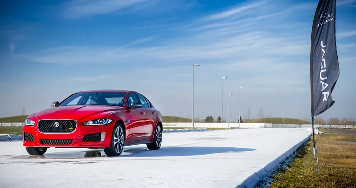 Jaguar XE 300 Sport vince la Gripping Ice Race