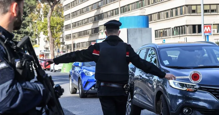 Guida senza patente e saluta la pattuglia: veicolo sequestrato