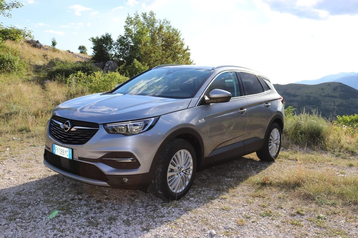 Opel Grandland X 1.2 Innovation AT8: la prova su strada