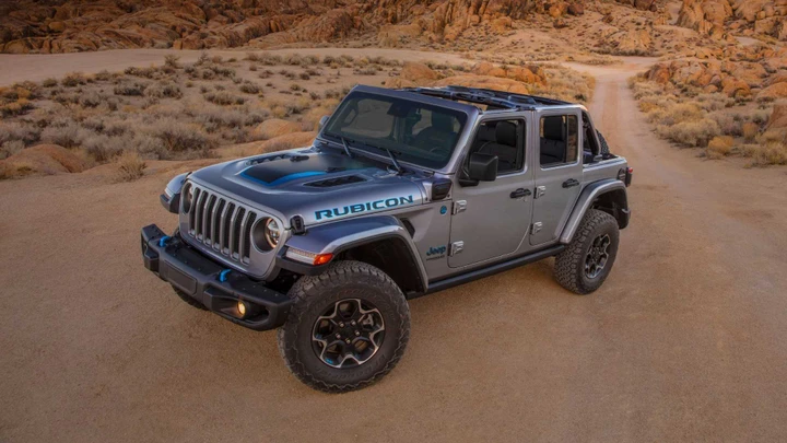 Jeep Wrangler 4xe: immagini ufficiali