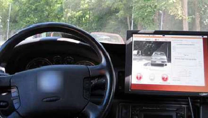 Un personal driving al proprio fianco