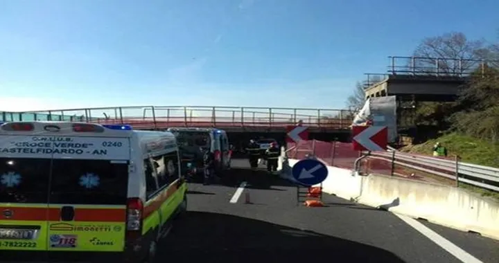 A14, crolla un ponte: 2 morti